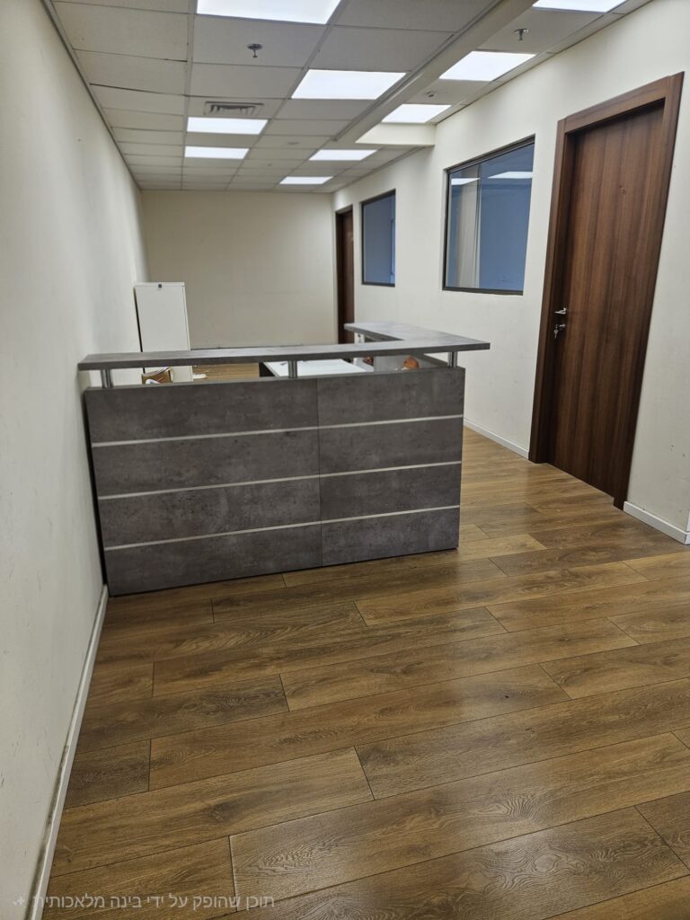 להשכרה, משרד מרווח ומואר מאוד עם נוף עוצר נשימה לגנים הבהאים, מחולק ל - 3 חדרי מנהלים + אופן ספייס ענק, אזור מזכירות/ המתנה ומטבחון/ חדר אוכל צמוד.