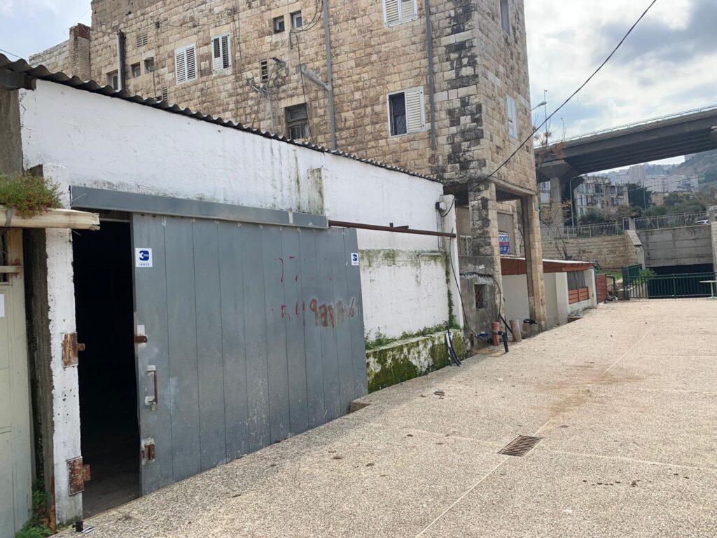 למכירה, בחיפה, מחסן של 98 מ"ר + גלריה מאושרת של 15 מ"ר, תקרה גבוהה (כ - 5 מ'), מפתח רחב.